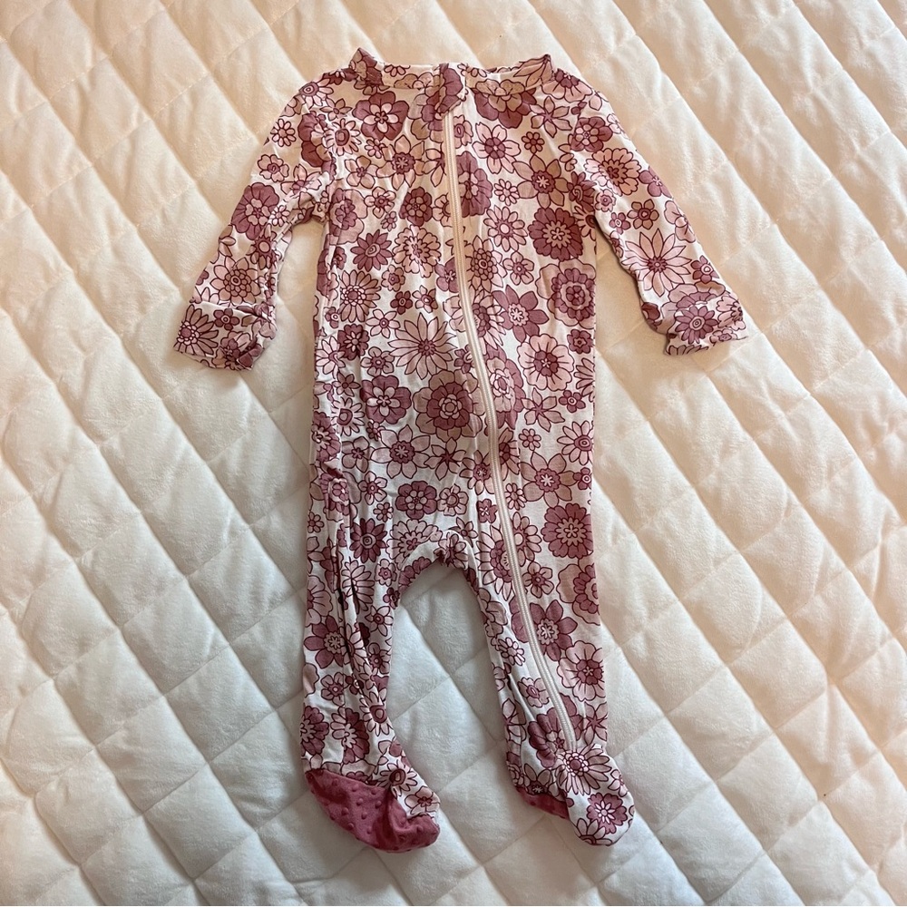 Tres Beau et Belle footies zip up long sleeve baby girl size 0-3 months